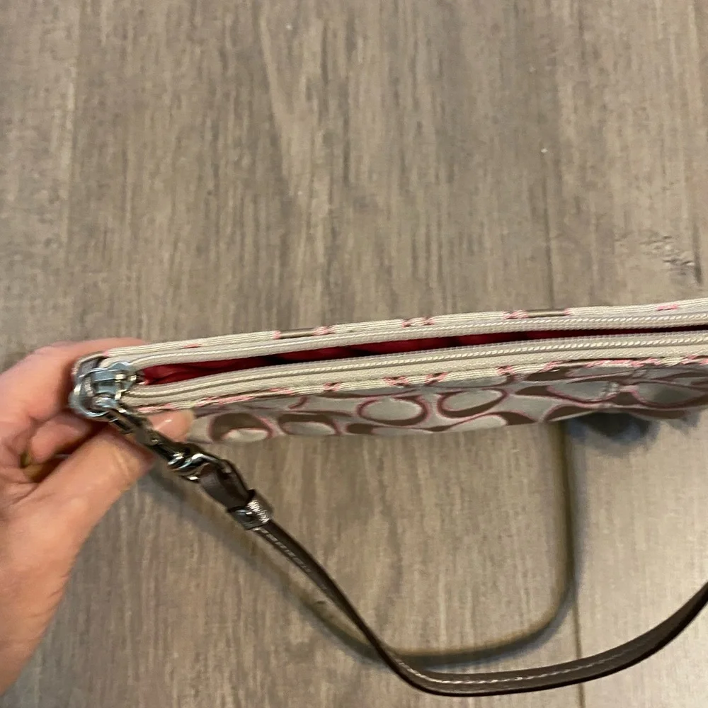 New Coach Daisy Outline Signature C Metallic Medium Wristlet Khaki Gold Silver - Picture 6 of 7